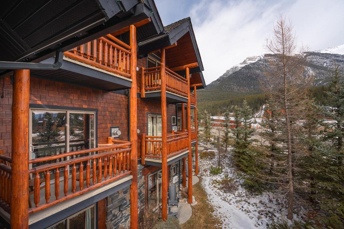 A Bear And Bison Country Inn
