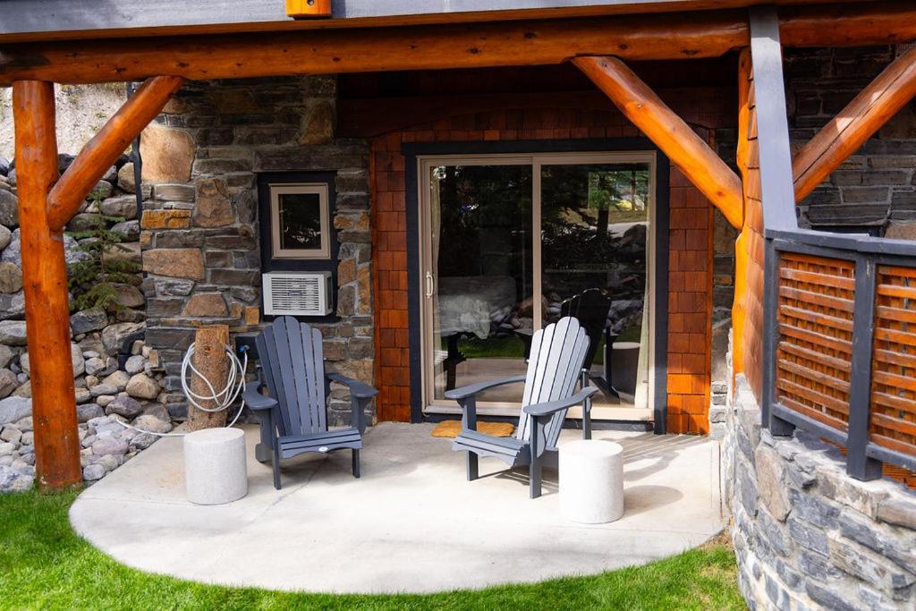 A Bear And Bison Country Inn