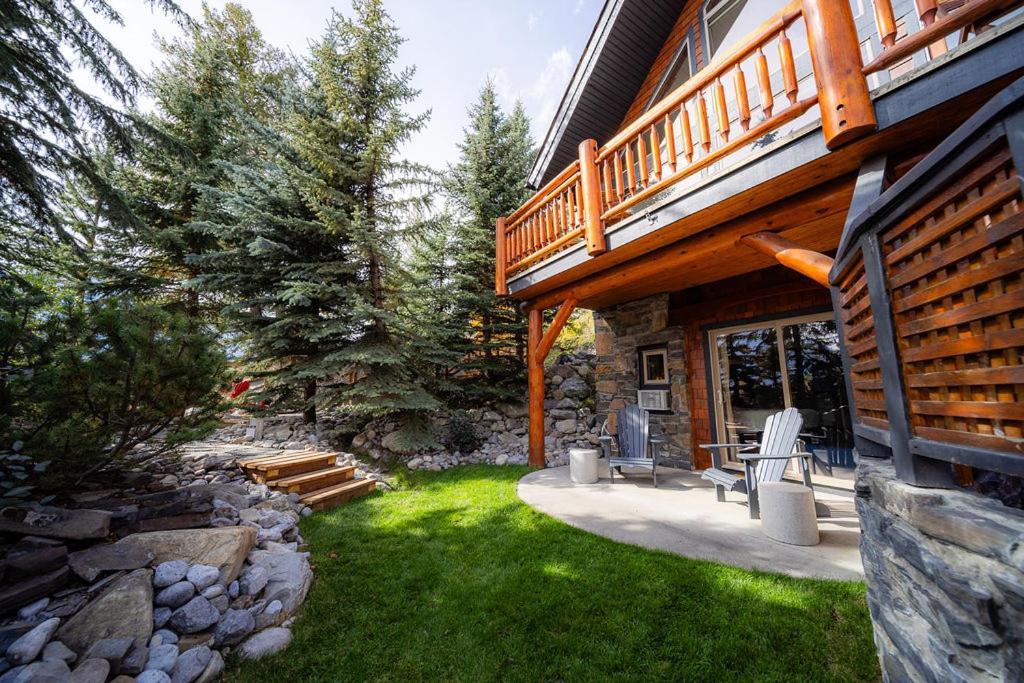 A Bear And Bison Country 4* Canmore