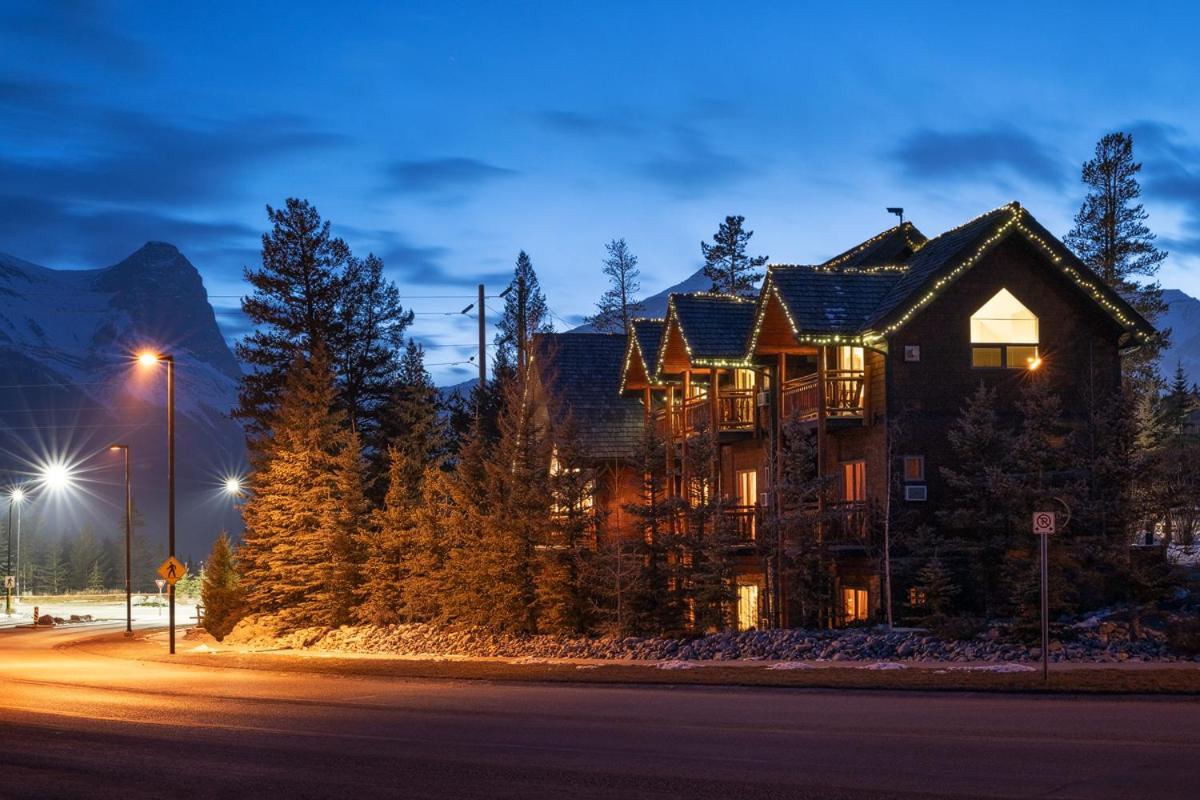 A Bear And Bison Country Inn Canmore
